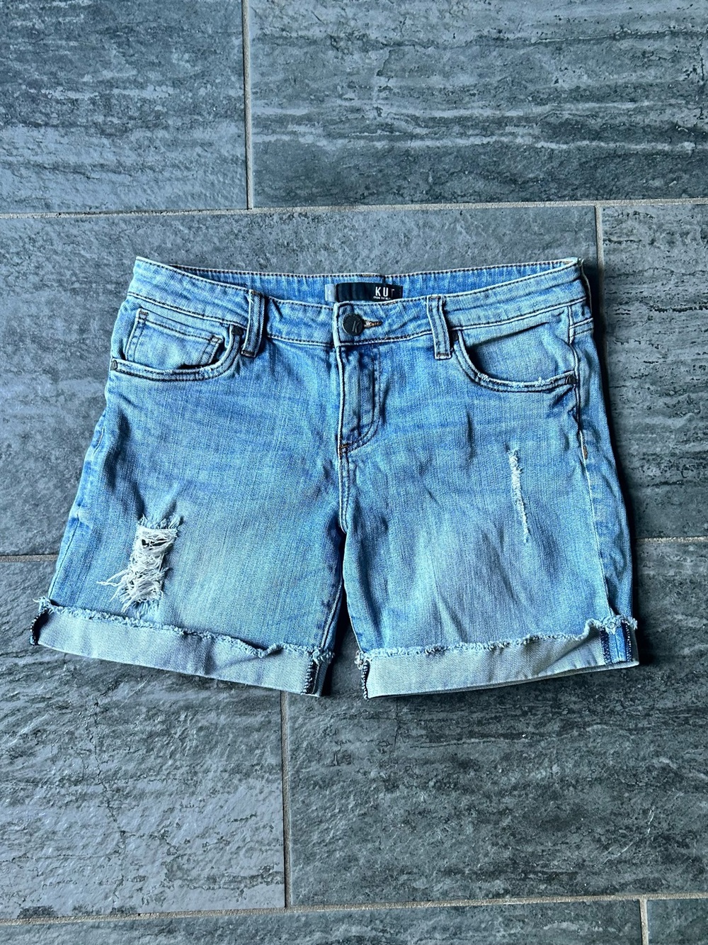 Kut from the Kloth Catherine Boyfriend Short in Light Blue Size 4